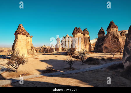 Cappadocia, Turchia. Fata camino. Multihead di funghi di pietra nella Valle dei monaci. Valle di Pasabag Foto Stock