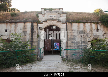 Abbandonato fortezza Punta Christo vicino a Stinjan vicino a Pola Pola in Istria Croazia Europa Foto Stock