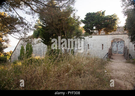 Abbandonato fortezza Punta Christo vicino a Stinjan vicino a Pola Pola in Istria Croazia Europa Foto Stock