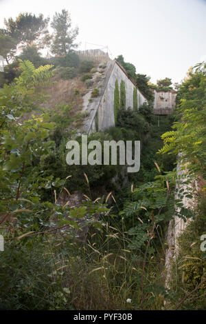 Abbandonato fortezza Punta Christo vicino a Stinjan vicino a Pola Pola in Istria Croazia Europa Foto Stock