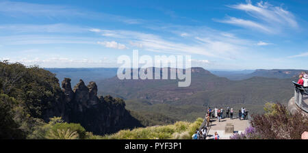 Le tre sorelle e solitaria di montaggio da Echo Point Lookout, Katoomba nelle Blue Mountains National Park, New South Wales, Australia Foto Stock