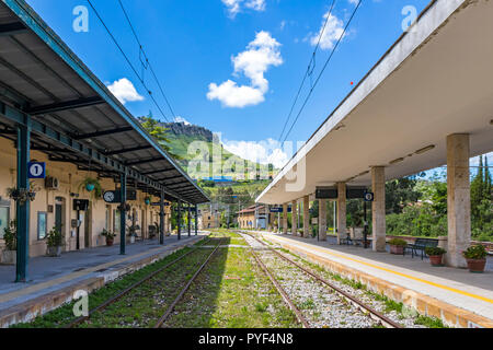 ENNA, Italia - 9 Maggio 2018: Enna Stazione di Enna), piccola stazione ferroviaria si trova a 5 km di distanza ben al di sotto del Enna città vecchia, in Sicilia. S Foto Stock