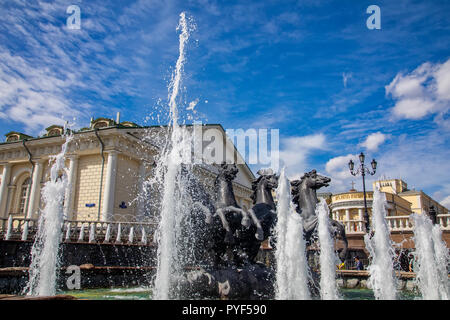 Scultura di cavallo e una fontana Geyser al Manege square, lo scultore Zurab Tsereteli, Mosca, Russia. Foto Stock