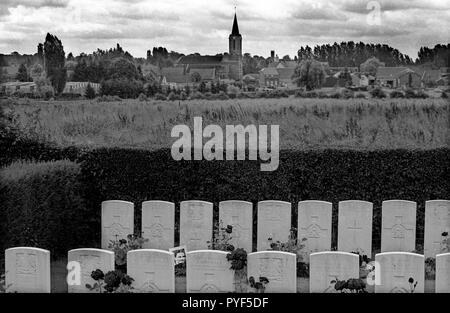 Wilfred Owen il poeta muore il 4 novembre del 1918 a soli 7 giorni prima della fine della prima guerra mondiale. Una fotografia di Owen è normalmente appoggiata contro la sua tomba a Ors cimitero comunale nel Commonwealth WarGraves Commissione plot. La città di ORS è un comune nel dipartimento del Nord della Francia settentrionale può essere visto in background e il punto in cui Owen è morto è appena dietro il campanile della Chiesa sullo sfondo di questa fotografia. Owen è stato ucciso in azione il 4 novembre 1918 durante la traversata della Sambre-Oise Canal, esattamente una settimana (quasi all'ora) prima della firma dell'armistizio che fine Foto Stock