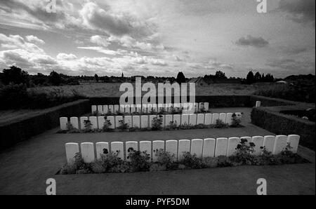 Wilfred Owen il poeta muore il 4 novembre del 1918 a soli 7 giorni prima della fine della prima guerra mondiale. Una fotografia di Owen è normalmente appoggiata contro la sua tomba a Ors cimitero comunale nel Commonwealth WarGraves Commissione plot. La città di ORS è un comune nel dipartimento del Nord della Francia settentrionale può essere visto in background e il punto in cui Owen è morto è appena dietro il campanile della Chiesa sullo sfondo di questa fotografia. Owen è stato ucciso in azione il 4 novembre 1918 durante la traversata della Sambre-Oise Canal, esattamente una settimana (quasi all'ora) prima della firma dell'armistizio che fine Foto Stock