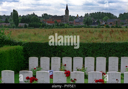 Wilfred Owen il poeta muore il 4 novembre del 1918 a soli 7 giorni prima della fine della prima guerra mondiale. Una fotografia di Owen è normalmente appoggiata contro la sua tomba a Ors cimitero comunale nel Commonwealth WarGraves Commissione plot. La città di ORS è un comune nel dipartimento del Nord della Francia settentrionale può essere visto in background e il punto in cui Owen è morto è appena dietro il campanile della Chiesa sullo sfondo di questa fotografia. Owen è stato ucciso in azione il 4 novembre 1918 durante la traversata della Sambre-Oise Canal, esattamente una settimana (quasi all'ora) prima della firma dell'armistizio che fine Foto Stock