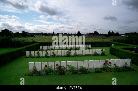 Wilfred Owen il poeta muore il 4 novembre del 1918 a soli 7 giorni prima della fine della prima guerra mondiale. Una fotografia di Owen è normalmente appoggiata contro la sua tomba a Ors cimitero comunale nel Commonwealth WarGraves Commissione plot. La città di ORS è un comune nel dipartimento del Nord della Francia settentrionale può essere visto in background e il punto in cui Owen è morto è appena dietro il campanile della Chiesa sullo sfondo di questa fotografia. Owen è stato ucciso in azione il 4 novembre 1918 durante la traversata della Sambre-Oise Canal, esattamente una settimana (quasi all'ora) prima della firma dell'armistizio che fine Foto Stock