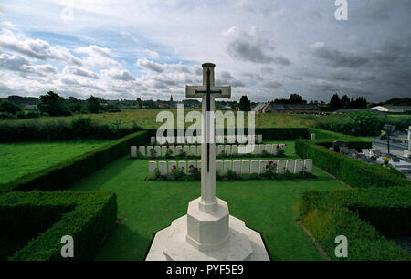 Wilfred Owen il poeta muore il 4 novembre del 1918 a soli 7 giorni prima della fine della prima guerra mondiale. Una fotografia di Owen è normalmente appoggiata contro la sua tomba a Ors cimitero comunale nel Commonwealth WarGraves Commissione plot. La città di ORS è un comune nel dipartimento del Nord della Francia settentrionale può essere visto in background e il punto in cui Owen è morto è appena dietro il campanile della Chiesa sullo sfondo di questa fotografia. Owen è stato ucciso in azione il 4 novembre 1918 durante la traversata della Sambre-Oise Canal, esattamente una settimana (quasi all'ora) prima della firma dell'armistizio che fine Foto Stock