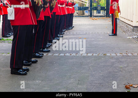 Una banda militare provate per il cambio della guardia come curiosi di guardare e scattare fotografie con il loro smartphone Foto Stock