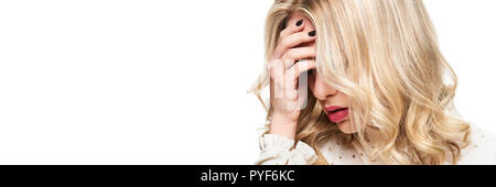 Sottolineato esaurito giovane femmina avente mal di testa. Sensazione di pressione e Stress banner. Premuto donna con testa in mani su sfondo bianco. Foto Stock