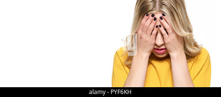 Sottolineato esaurito giovane studentessa avente Forte cefalea da tensione banner. Sensazione di pressione e di stress. Premuto studente con testa in mani su Foto Stock