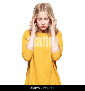 Giovane donna con mal di testa. Sottolineato esaurito giovane donna massaggiare i suoi templi. La donna che soffre di emicrania, sensazione di pressione e di stress. Foto Stock