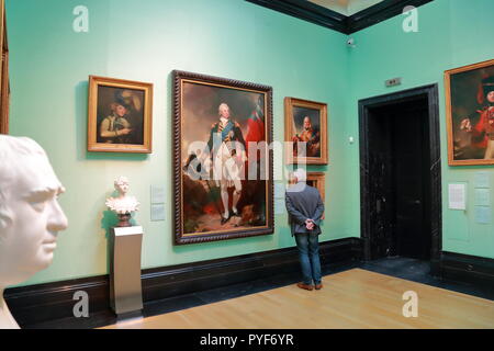 Ai visitatori di ammirare le opere d'arte nella National Portrait Gallery di Londra, Regno Unito Foto Stock