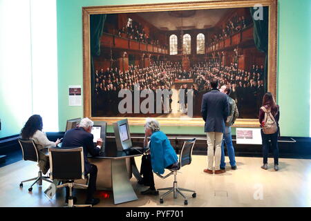 I visitatori fanno uso dei computer per informarsi circa le opere visualizzate nella National Portrait Gallery di Londra, Regno Unito Foto Stock