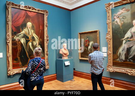 Ai visitatori di ammirare le opere d'arte nella National Portrait Gallery di Londra, Regno Unito Foto Stock