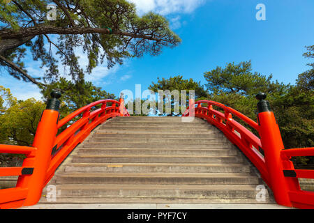 Il tradizionale giapponese ponte del tamburo di Sumiyoshi Taisha tempio, Osaka, Giappone Foto Stock