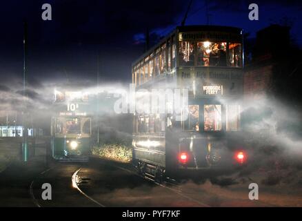 Wirral, Regno Unito Merseyside tram messo su twilight evento per la prima volta il credito Ian Fairbrother/Alamy Stock Foto Foto Stock