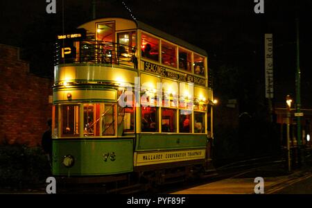 Wirral, Regno Unito Merseyside tram messo su twilight evento per la prima volta il credito Ian Fairbrother/Alamy Stock Foto Foto Stock