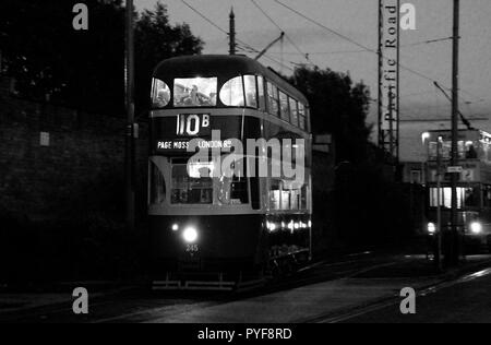 Wirral, Regno Unito Merseyside tram messo su twilight evento per la prima volta il credito Ian Fairbrother/Alamy Stock Foto Foto Stock