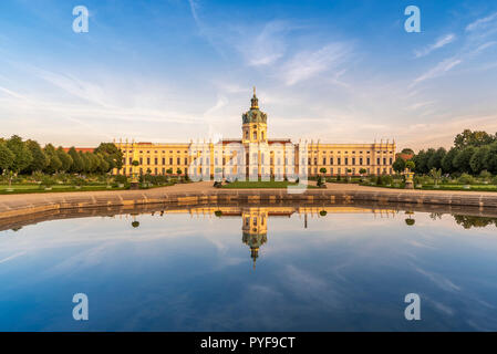 Berlino, Schloss Charlottenburg im Wasser eines Brunnens gespiegelt, Gartenseite Foto Stock