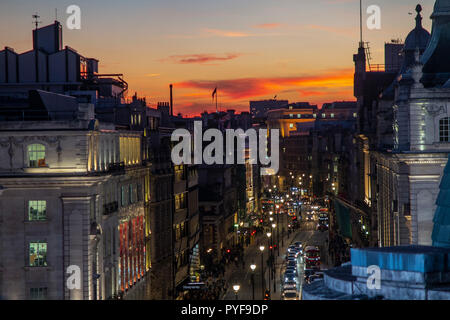 Una vista da sopra di Piccadilly Circus e circondante le strade e gli edifici di notte Foto Stock