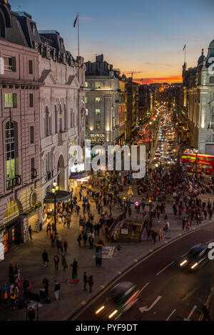 Una vista da sopra di Piccadilly Circus e circondante le strade e gli edifici di notte Foto Stock