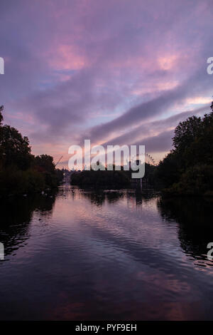 Un drammatico, bellissima alba su St James Park Lake con Horseguard's Parade e il London Eye della distanza Foto Stock