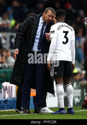 Fulham manager Jokanovic Slavisa (sinistra) parla di Ryan Sessegnon (a destra) durante il match di Premier League a Craven Cottage, Londra. Foto Stock