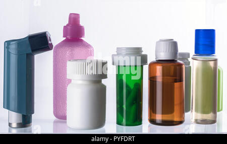 Diversi tipi di imballaggi cosmetici e medicinali isolati su sfondo bianco Foto Stock