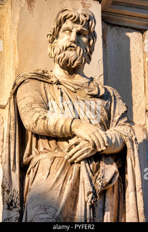 Dettaglio delle statue dell'Arco di Costantino, Roma Italia Foto Stock