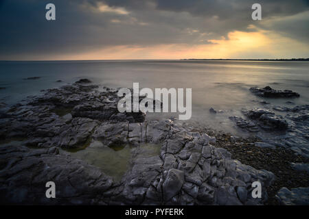 Ogmore dal mare al tramonto, nel Galles del Sud (2) Foto Stock