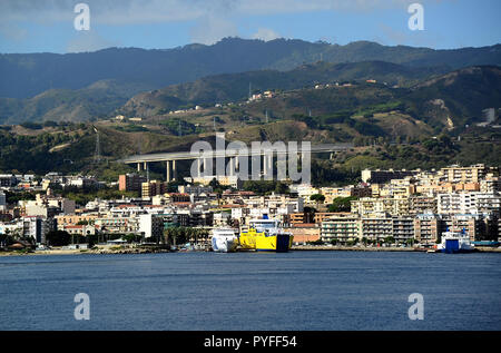 Sicilia, Italia. Una vista di Messina dal mare. Foto Stock