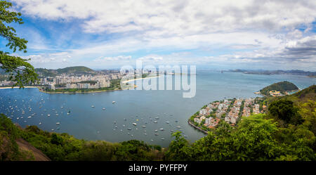 Panoramica vista aerea di Rio de Janeiro e Baia Guanabara - Rio de Janeiro, Brasile Foto Stock