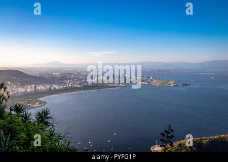 Vista aerea del centro cittadino di Rio de Janeiro e Baia Guanabara - Rio de Janeiro, Brasile Foto Stock