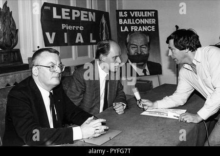 Archivi 90ies: Karl Lang paga visita regionale al Fronte Nazionale (FN), Lione, Francia Foto Stock