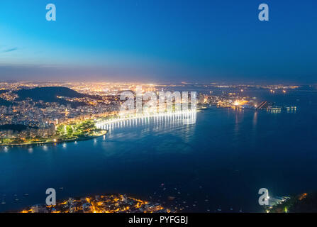 Vista aerea della baia di Guanabara e Flamengo di notte - Rio de Janeiro, Brasile Foto Stock