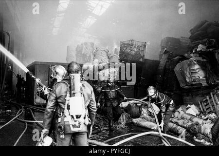 Archivi 90ies: Vigili del fuoco contro il fuoco in un tessuto, Lione, Francia Foto Stock