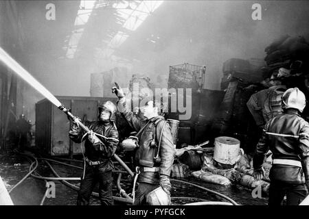 Archivi 90ies: Vigili del fuoco contro il fuoco in un tessuto, Lione, Francia Foto Stock