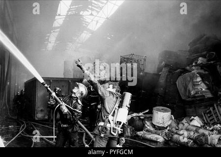 Archivi 90ies: Vigili del fuoco contro il fuoco in un tessuto, Lione, Francia Foto Stock