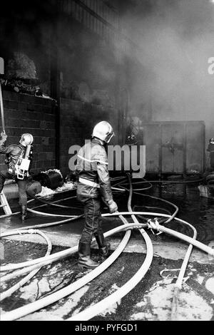 Archivi 90ies: Vigili del fuoco contro il fuoco in un tessuto, Lione, Francia Foto Stock