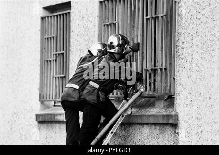 Archivi 90ies: Vigili del fuoco contro il fuoco in un tessuto, Lione, Francia Foto Stock