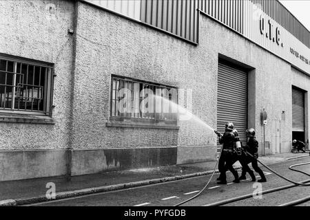 Archivi 90ies: Vigili del fuoco contro il fuoco in un tessuto, Lione, Francia Foto Stock