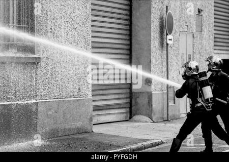 Archivi 90ies: Vigili del fuoco contro il fuoco in un tessuto, Lione, Francia Foto Stock