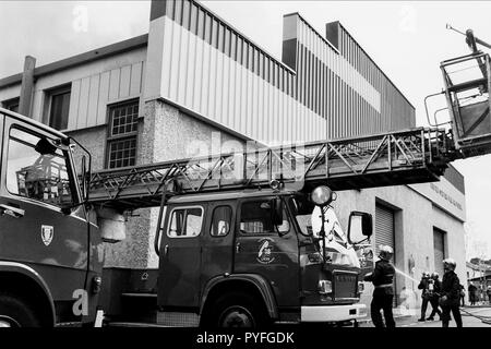 Archivi 90ies: Vigili del fuoco contro il fuoco in un tessuto, Lione, Francia Foto Stock