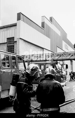 Archivi 90ies: Vigili del fuoco contro il fuoco in un tessuto, Lione, Francia Foto Stock