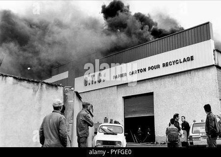 Archivi 90ies: Vigili del fuoco contro il fuoco in un tessuto, Lione, Francia Foto Stock