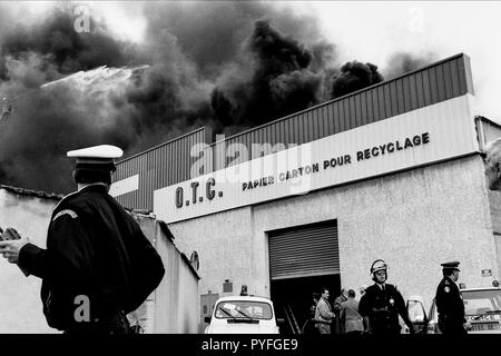 Archivi 90ies: Vigili del fuoco contro il fuoco in un tessuto, Lione, Francia Foto Stock