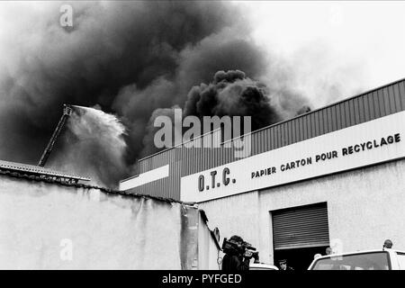 Archivi 90ies: Vigili del fuoco contro il fuoco in un tessuto, Lione, Francia Foto Stock