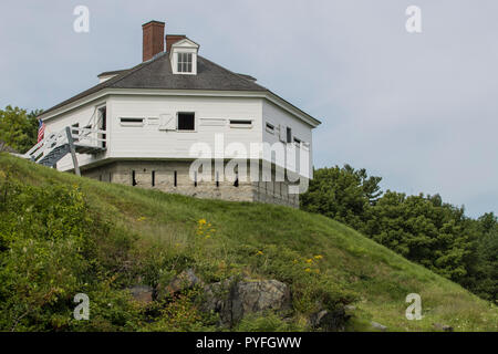 Il vecchio la difesa costiera Fortifcation su Kittery Harbor, Maine. Bloccare lo stile di una casa alla foce del fiume Piscataqua. Stato storico sito gestito da me. Foto Stock