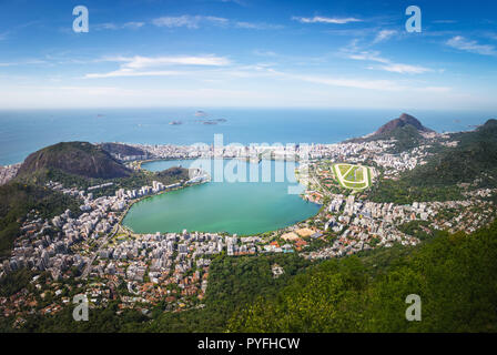 Vista aerea di Rodrigo de Freitas Lagoon e due fratelli Hill (Morro Dois Irmaos) - Rio de Janeiro, Brasile Foto Stock